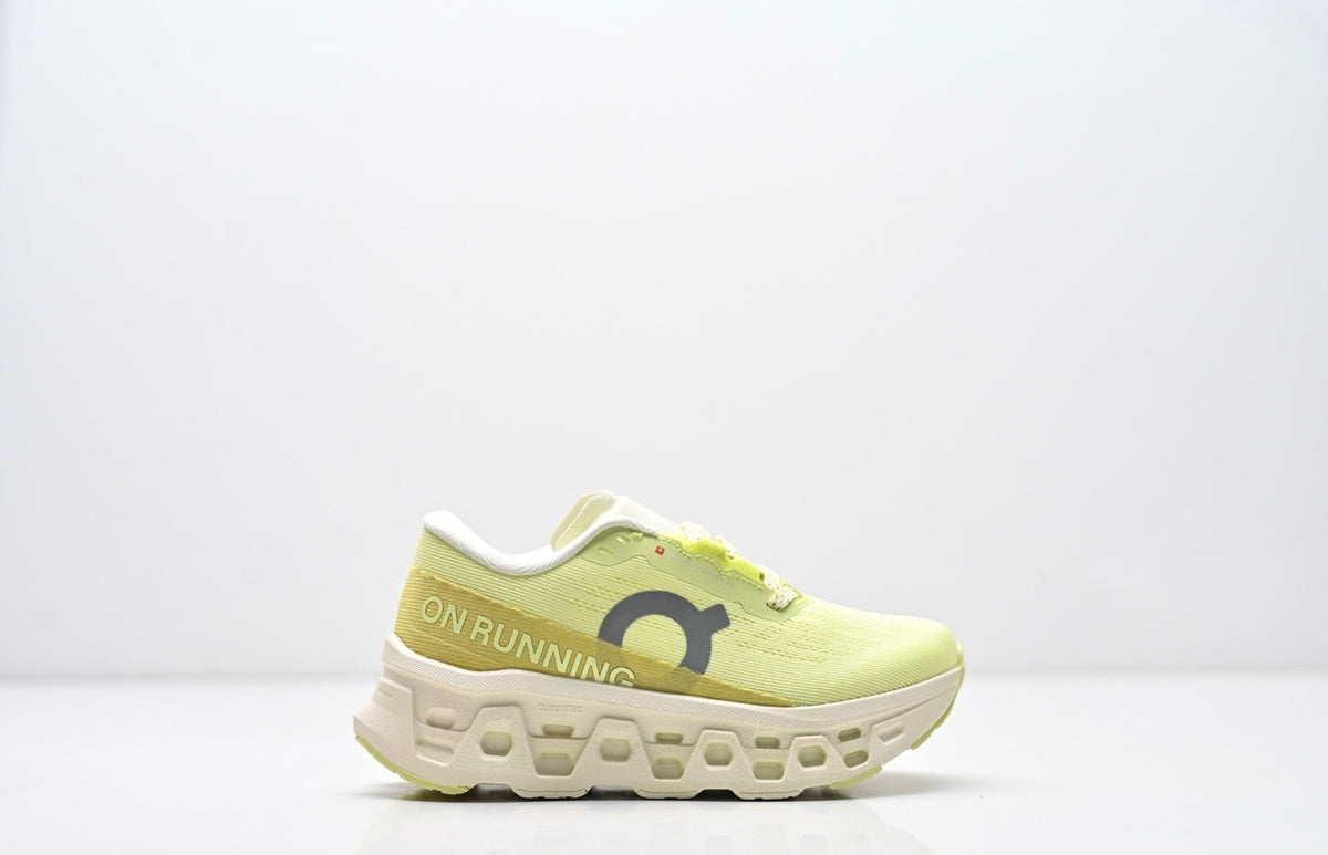 On enfant jaune fluo