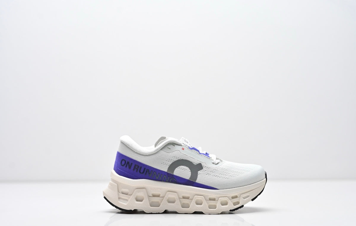 On baby blanc et violet