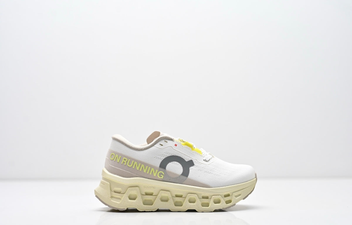 On enfant jaune et blanc