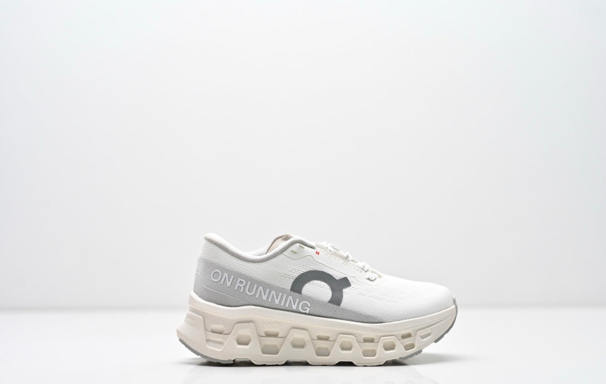 On enfant blanc et gris